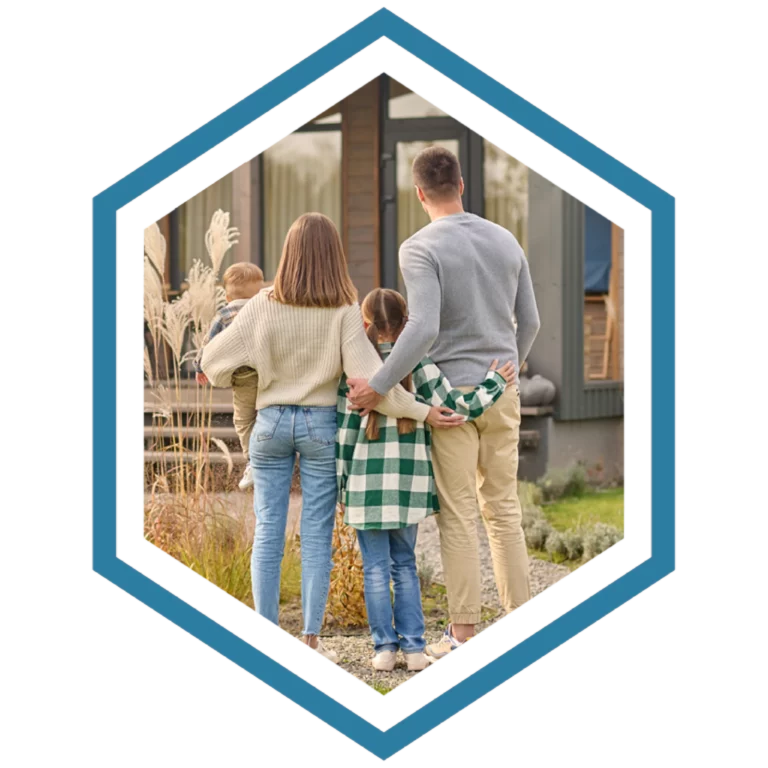 Famiglia davanti alla propria casa