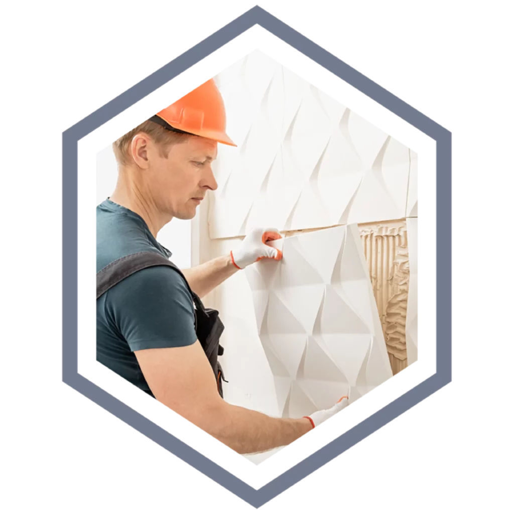 Operaio che rifinisce una parete decorativa