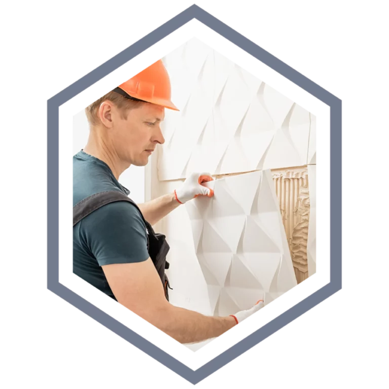 Operaio che rifinisce una parete decorativa