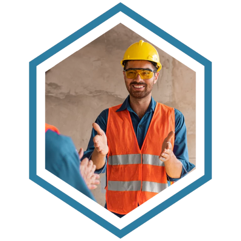 Capocantiere sorridente con casco e gilet ad alta visibilità